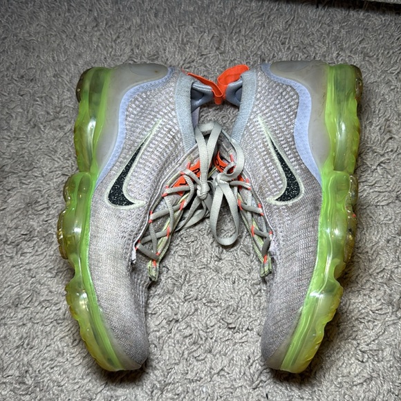 NIKE Women’s Air VaporMax Flyknit Sneakers 8 - Picture 4 of 9